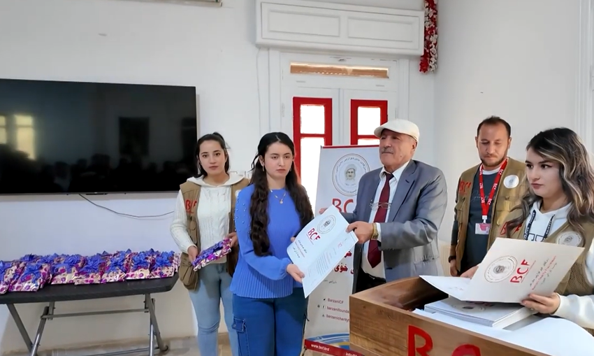 BCFê xwendekarên kursên Kurdî û Îngilîzî yên Efrînê xelat kir