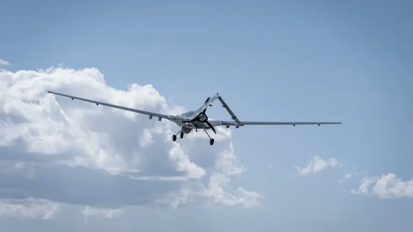 Li bajarê Humusê bi dronê êrîsê ser erebeyekî kirin: 1 kustî û 3 birîndar