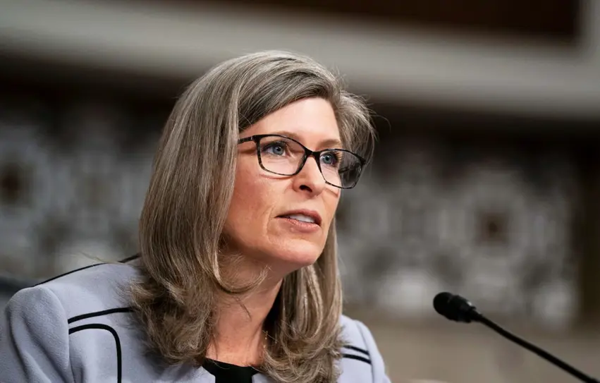 سیناتۆری کۆمارییەکان : ترامپ زۆرترین فشار دەگەڕێنێتەوە و تارانیش ئەژنۆی دادەنێت