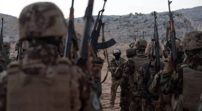 SOHR: 8 leskerên Sûrî hatin kustin û gelek xalên leskerî ketin destê HTSê