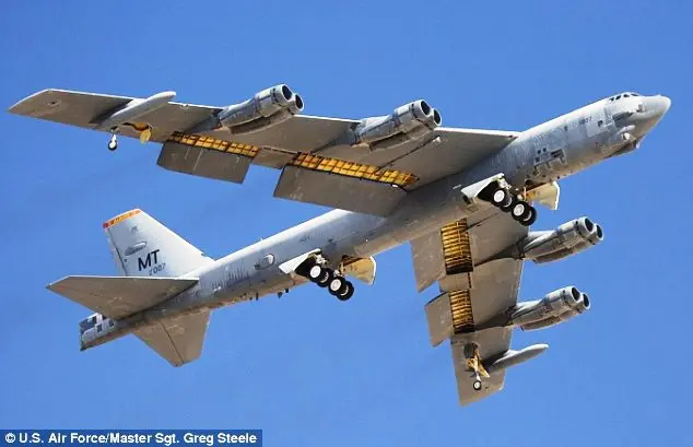 Hêzên hezayî yên DYAyê, balafirên B-52 yên bombebaranê li Îngîltere bicîh kir