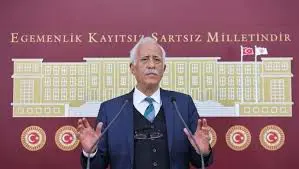 Saredariya bajarê mezin ya Wanê desteke perwerdê dide 4 hezar xwendevanan