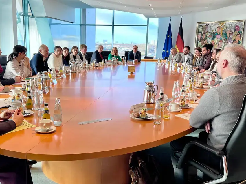 Civaka Kurd a Almanyayê bi Serokwezîrê Almanyayê Scholz re civiya