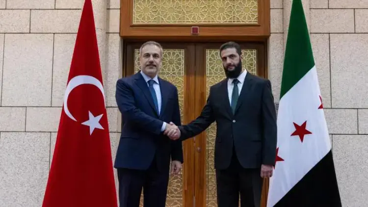 Hakan Fîdan bi serokê HTSê Golanî re civiya