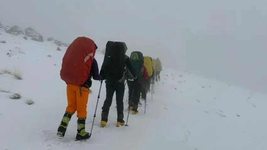 Çiyagerên xwestin hilkisin Çiyayê Sîpanê, ji rewsa hewayê, ji nîvê rê dageriyan