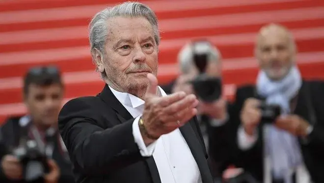 Fransiz yildizin evinden cephanelik çikti