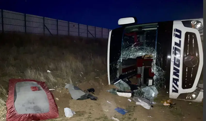 Otobûsa diçû Wanê wergeriya: 15 birîndar