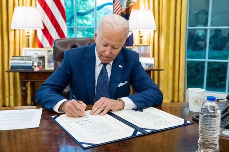 Biden budçeya 1,2 trîlyon dolar a Amerîkayê îmze kir