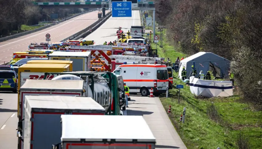 وەرگەڕانی پاسێک لە ئەڵمانیا دەیان قوربانی لێکەوتەوە