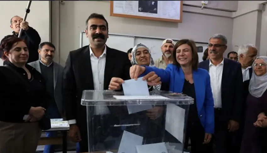 DEM Parti Diyarbakir Esbaskan adaylari oylarini kullandi: Iki isimden çagri