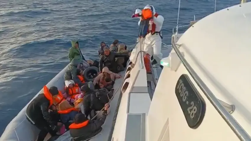 Yunanistan tarafindan denize birakilan göçmenler kurtarildi!