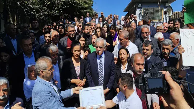 Ahmet Turk mazbataya seroktiya saredariya Mêrdînê wergirt