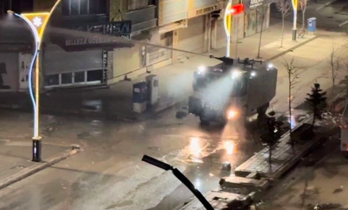 Van'daki protestolar Hakkari'ye siçradi! Halka kalasnikoflar ile ates edildi!