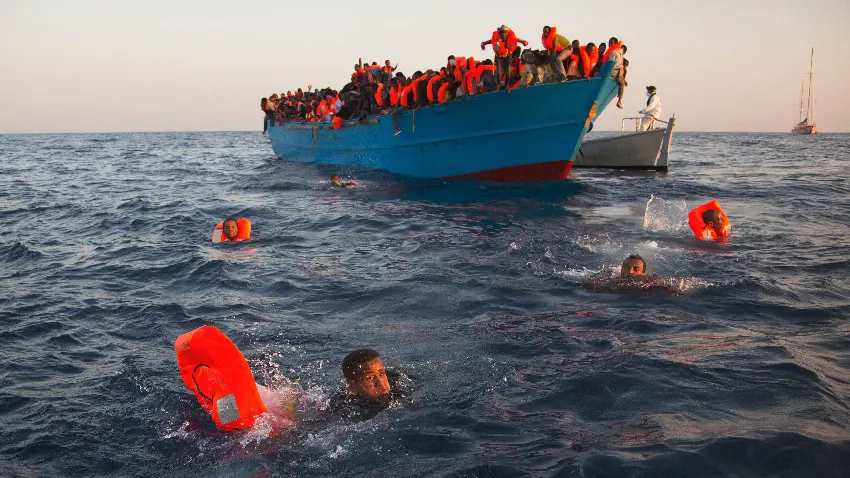 بەلەمێکی کۆچبەران ژێرئاوكه‌وت و 49 کەس خنکان