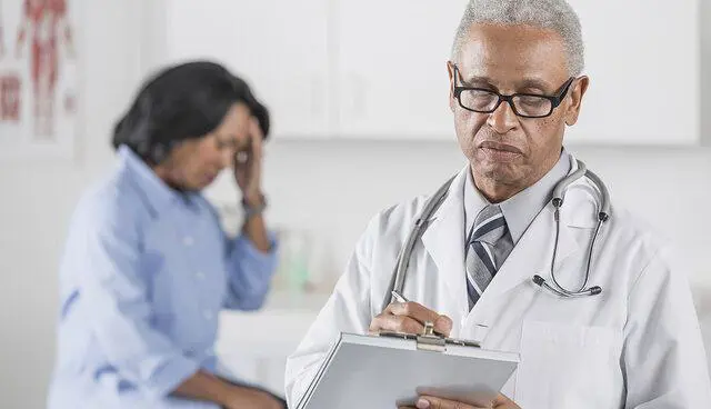 ئایا لە خەو هەڵسان بە سەرئێشەوە مەترسیدارە؟