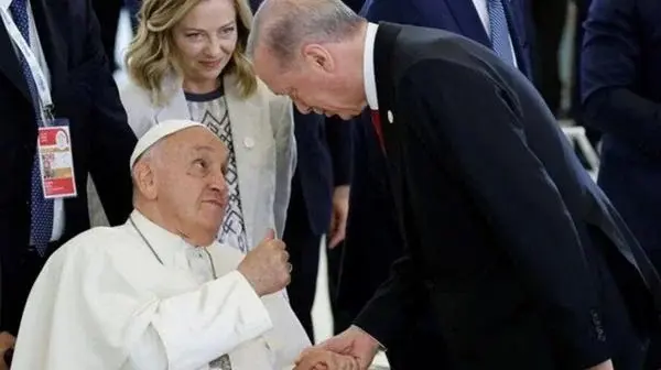 Erdogan, G7 Zirvesi'nde Papa Franciscus sohbet etti