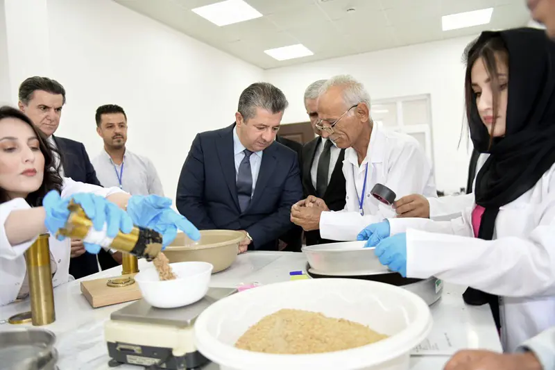 سەرۆکی حکوومەت لە نزیکەوە چاودێریی وەرگرتنی گەنمی جووتیارانی کرد