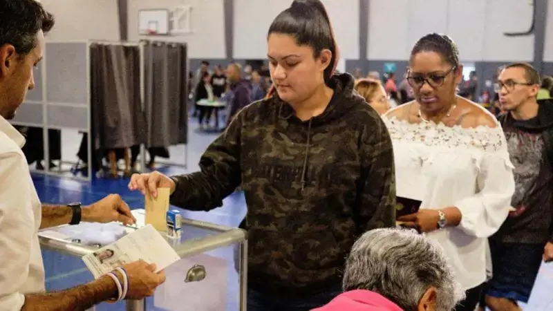 Fransa'da erken genel seçimin ilk turunda katilim yüksek seyrediyor