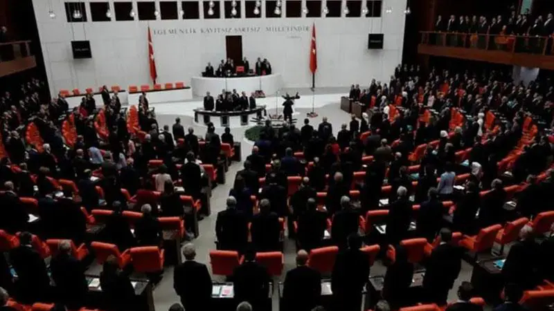 له‌ په‌رله‌مانی توركیا شه‌ڕ له‌ نێوان ئه‌ندامانی پارته‌كه‌ی ئه‌ردۆغان و لایه‌نگرانی كورده‌كان روویدا