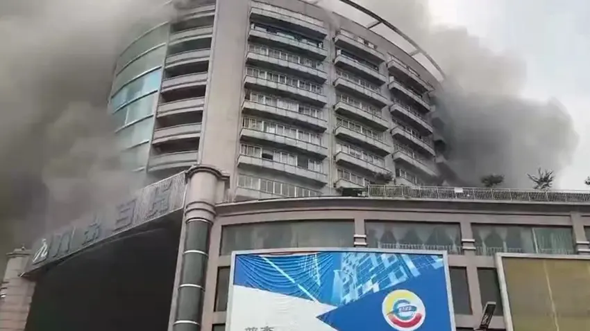 Çin’de alisveris merkezinde yangin çikti!