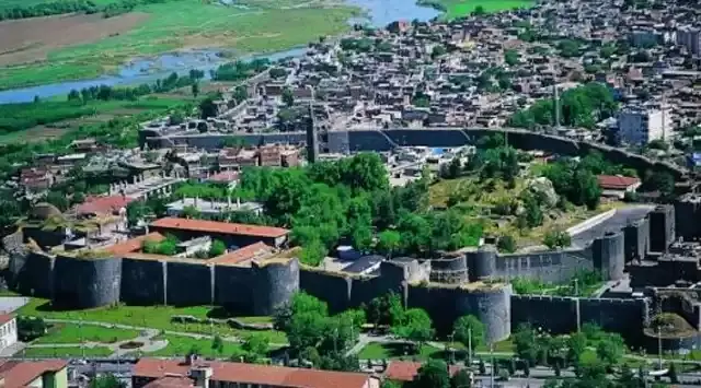 Li navça Sûr a Diyarbekirê mînîbusekî û otomobilekî sewitîn