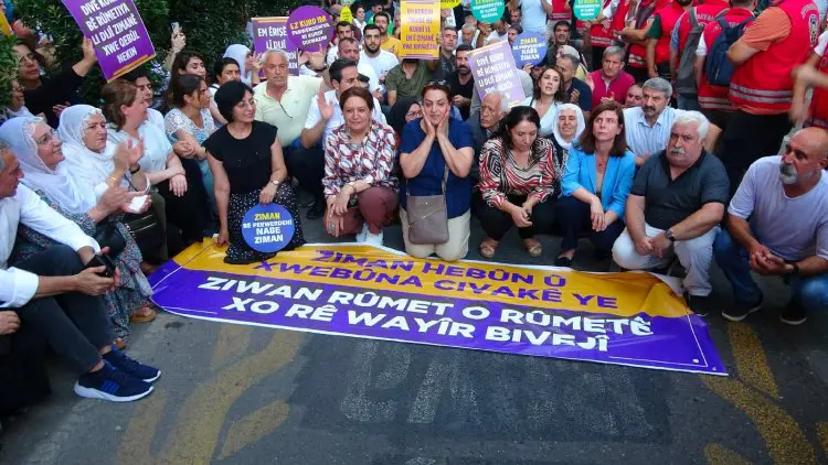 Diyarbakir'da Kürtçe yazilarin silinmesi protesto edildi