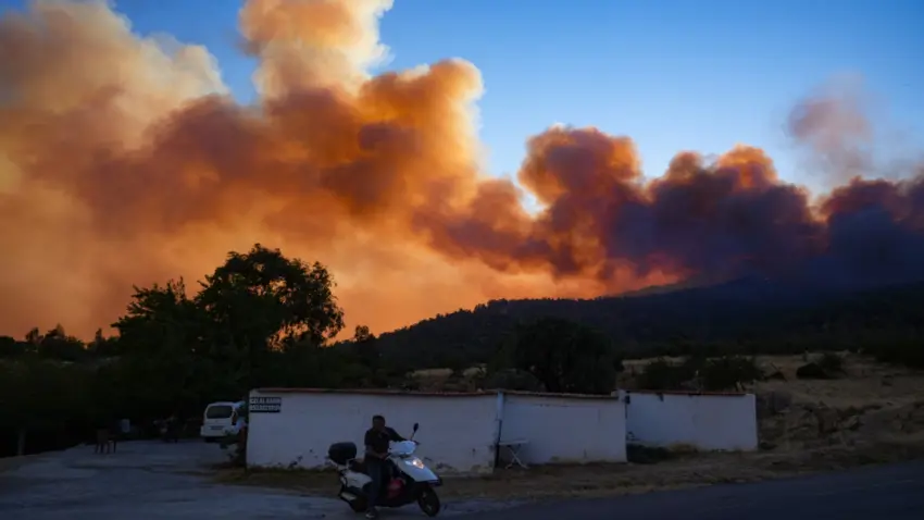 Izmir Valisi'nden yangin açiklamasi: 440 konutlu site bosaltildi