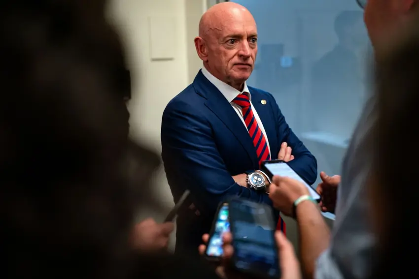 Senatorê DYAyî Mark Kelly malavayiyê li Kurdan kir