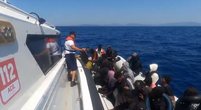 Izmir açiklarinda 100 düzensiz göçmen kurtarildi