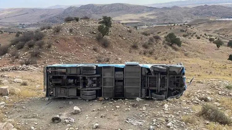 Erbil'in Koye ilçesinde yolcu otobüsü sarampole yuvarlandi
