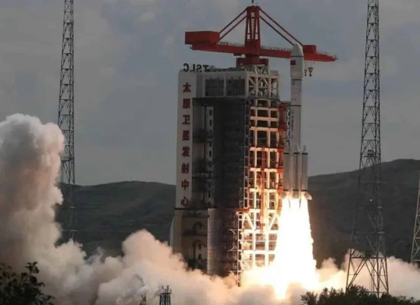 چین ڕکابەری مانگە دەستکردەکانی ستارلینکی هەناردە ئاسمان ەوە