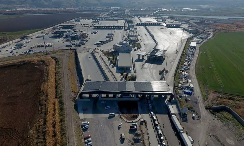 Li Deriyê Îbrahim Xelîl di nav karmend û rêwiyan de pevçûn