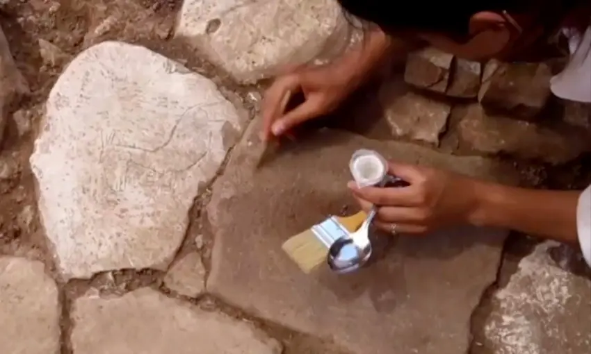 Li Ruhayê kevirekî ji dema Neolîtîk ku li serê Kerkoviyek hatiye nexsand hate vedîtin