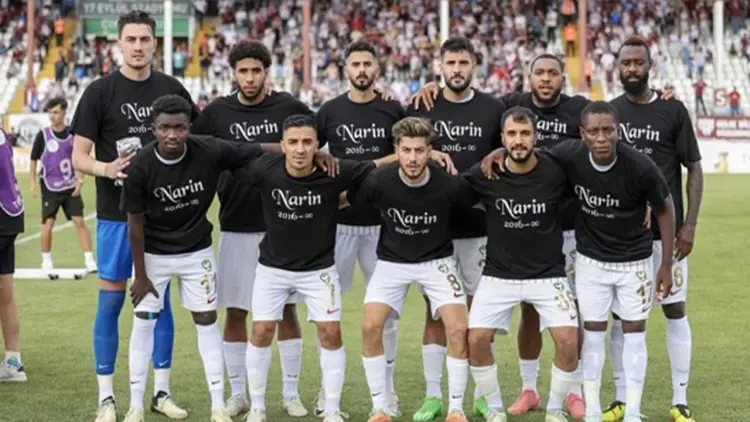 Amedspor üzerinde 'Narin' yazan formalarla sahaya çikti!