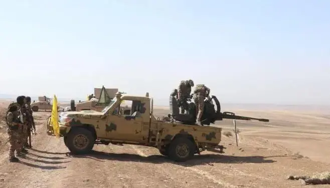 Komên çekdar ên girêdayî Tehranê li Dêrezorê hêrisî dewriyeya HSDê kirin