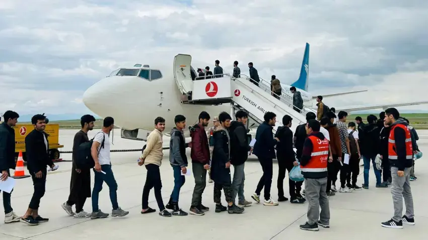 Koçberên Afgan ên li Tirkiyeyê: Gotin em ê destûra rûnistinê bidin we û em dersînor kirin