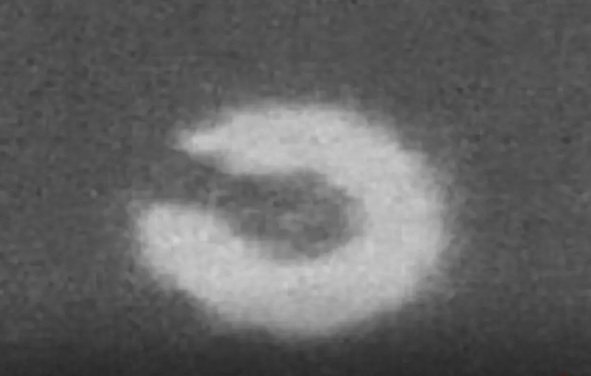 یەکەم وێنەی بڵاوکراوەی UFO دەفرێکی فڕینی ستوونی