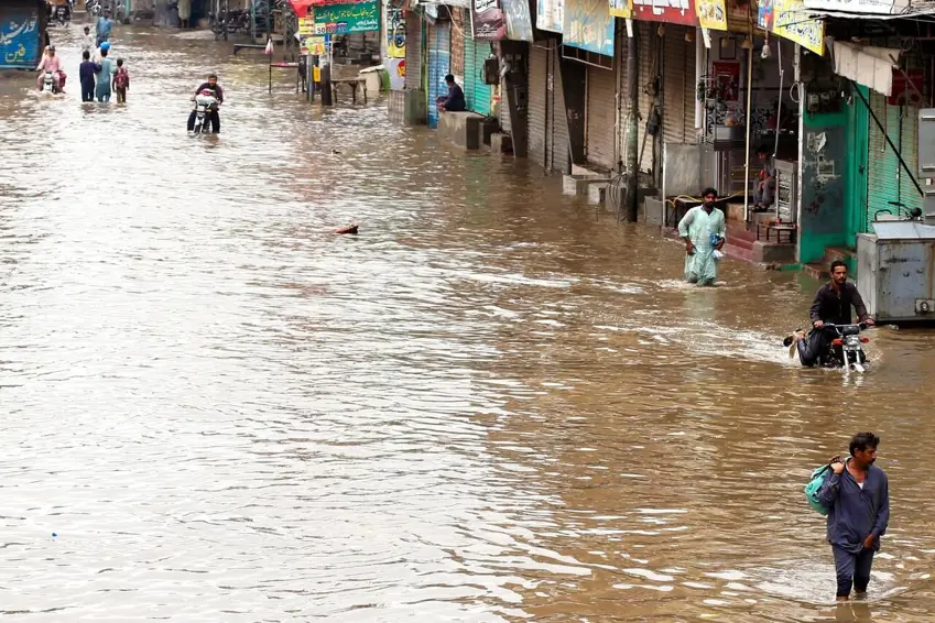 بە هۆی لافاوەوە لە پاکستان زیاتر لە ١٢٠ کەس گیانیان لەدەستدا