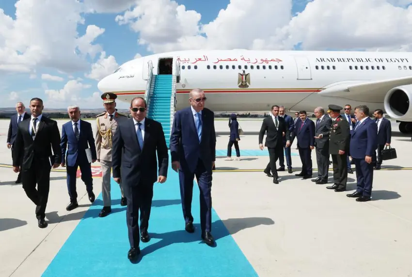 Serokê Misrê Sîsî cara yekem serdana Tirkiyê kir: Erdogan ew li balafirgehê pêswazî kir