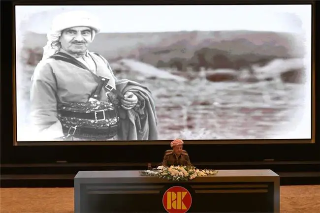 كۆبووه‌وه‌ی سه‌رۆك بارزانی له‌گه‌ڵ ژماره‌یه‌ك له‌ مامۆستایانی زانكۆ، نووسه‌ران، رۆژنامه‌نووسان، ئه‌دیب و هونه‌رمه‌ندان و وه‌رزشوانان