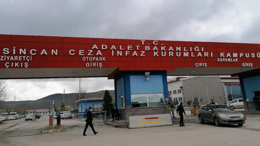 Di zîndana Sincanê de, di qawîsên 28 kesan de 56 kes dimînin