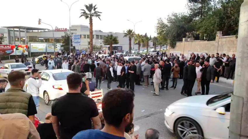 Kesên tevî merasima cenaze bûn û polîs li hev xistin: 9 birîndar û 7 binçavkirin