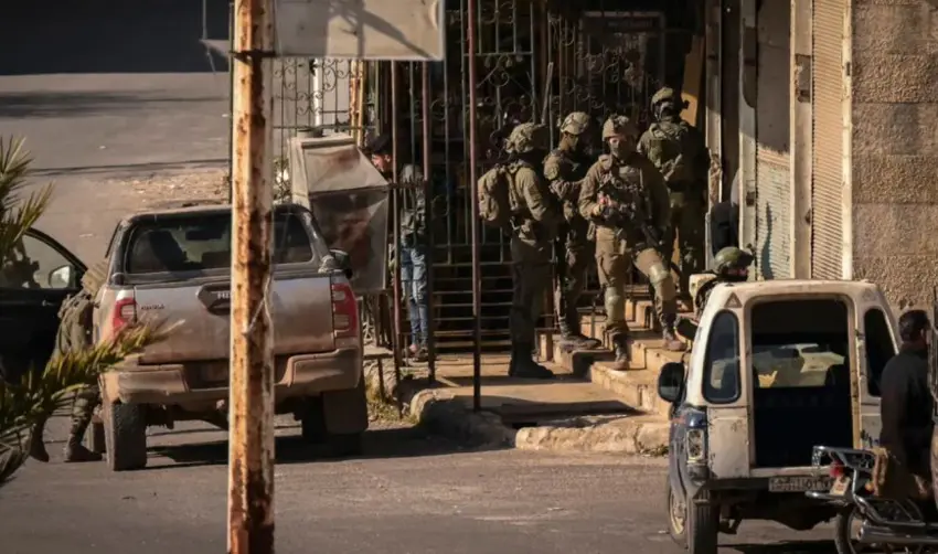 Artêsa Îsraîlê li xeta sînorê Sûriyê baregehan ava dike, li Derayê jî du kes girtin