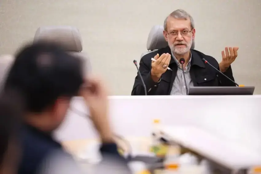 Larîcanî li ser dabesbûna navxweyî rêveberên Îranê hisyar dike