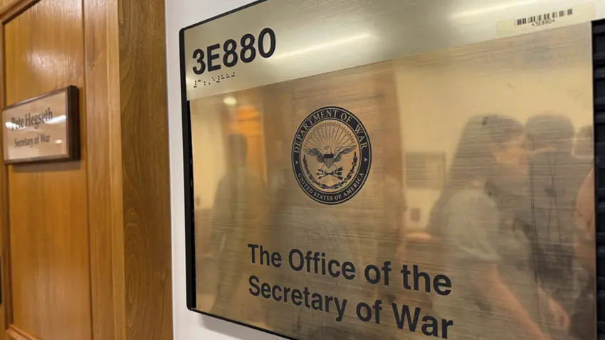 Li ser tabelayên Pentagonê "Wezareta Ser" hat nivîsandin