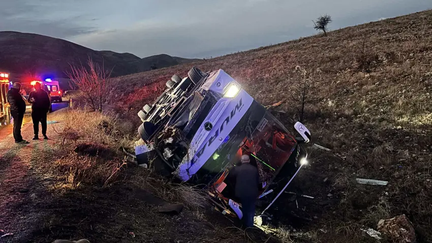 Yolcu otobüsü Afyon'da devrildi: Ölü ve çok sayıda yaralı!