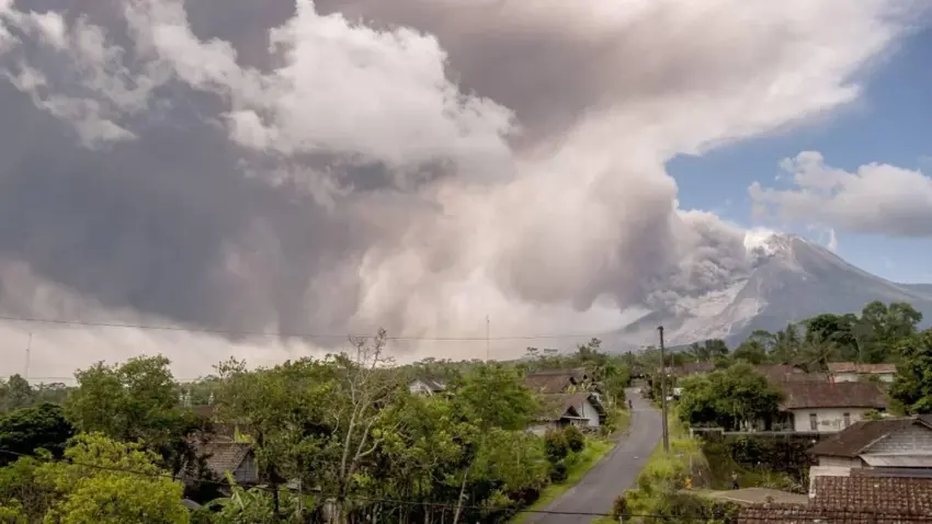 Çiyayê volkanîk yê Ibu ya Endonesyayê jiyana xelkê xist talûkê