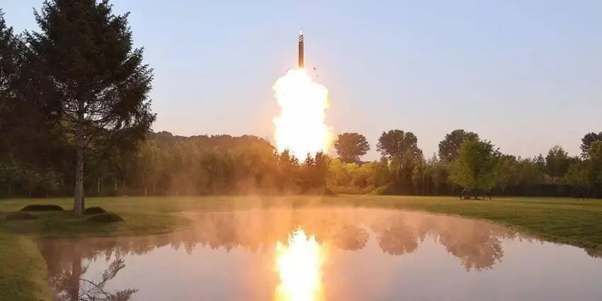 میدیا : ڕەنگە هەڵدانی مووشەکی کۆریای باکوور ووڵامدانەوەی سزاکانی ئەمریکا بێت