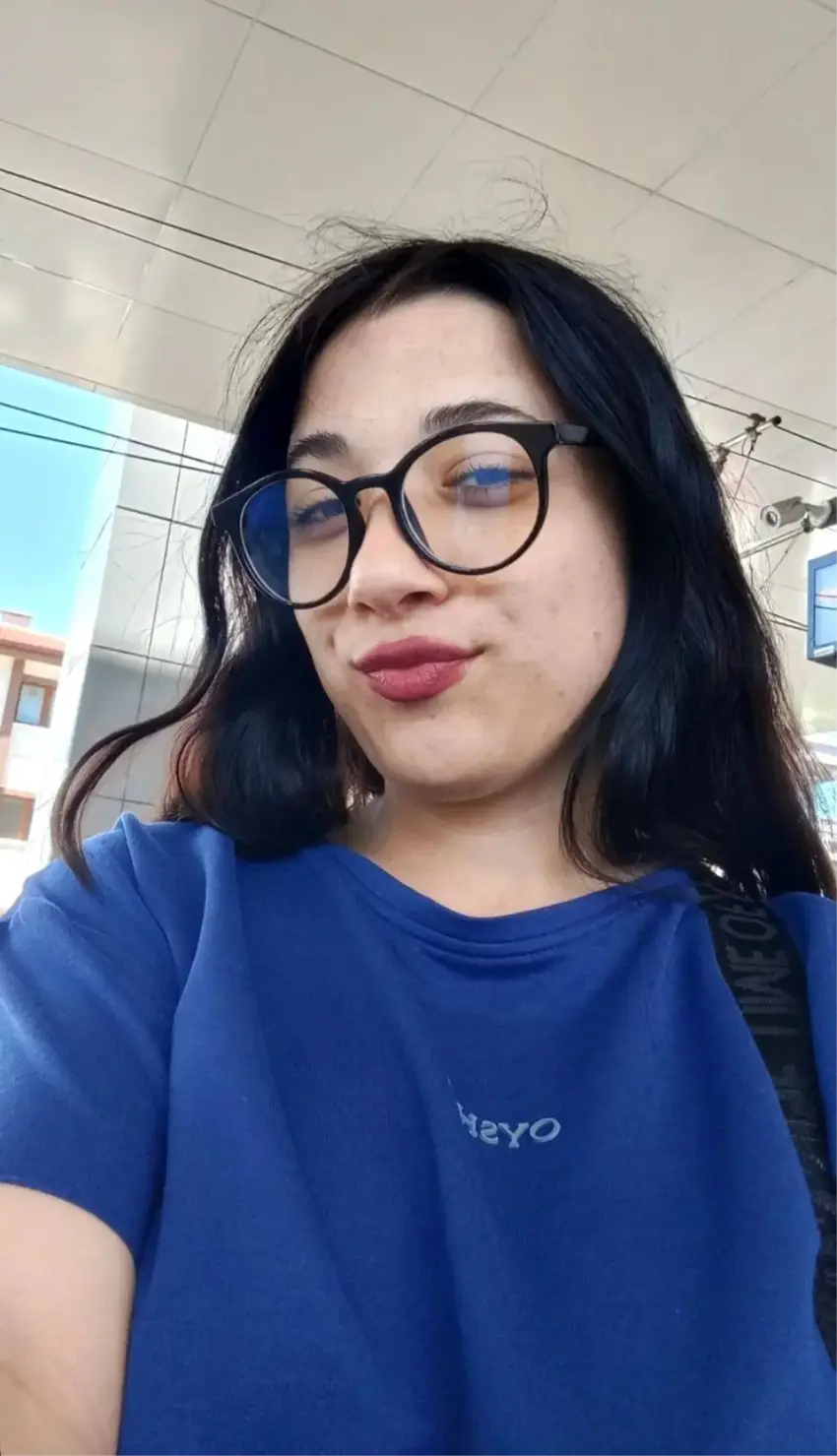 Bi jina xwe re munaqeşe kir û bi kêrê jina xwe kuşt