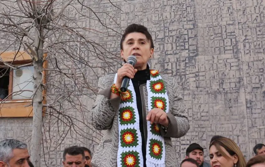 Leyla Zana'ya yapılan çirkin tezahüratlara siyasilerden sert tepki!